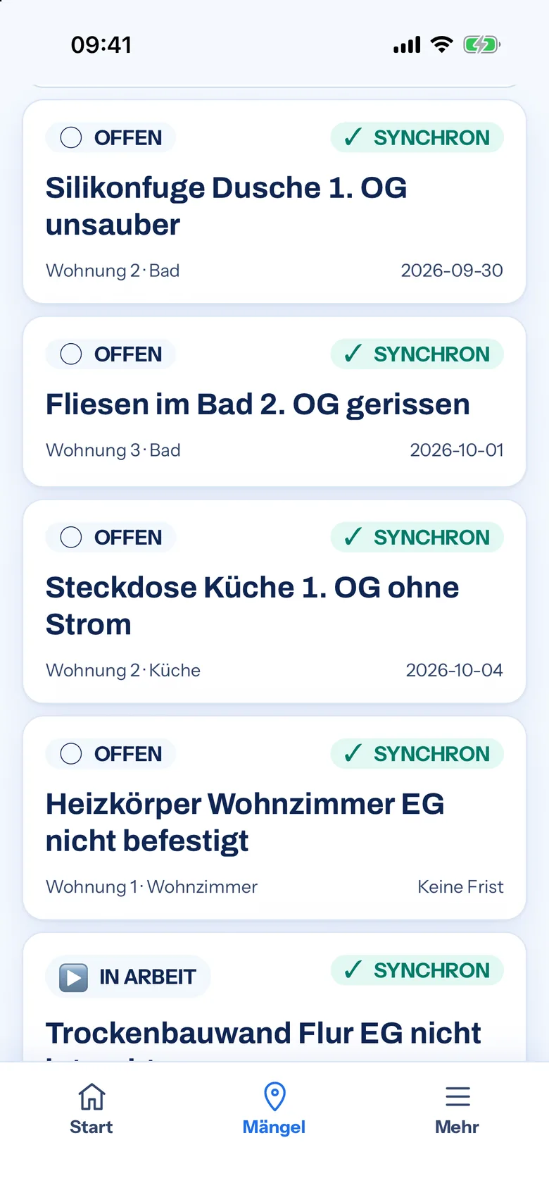 Mängelliste in der Gewerkton-App auf dem iPhone: Karten mit offenen Mängeln aus dem Demo-Projekt, etwa „Fliesen im Bad 2. OG gerissen“, je mit Ort, Frist und Status „Synchron“